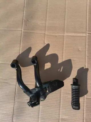 Original držák levé stupačky včetně stupačky V-Strom 650