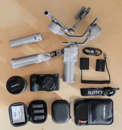 ZÁNOVNÍ SET: Sony A6700, Tamron, RODE Wireless PRO, DJI RS4