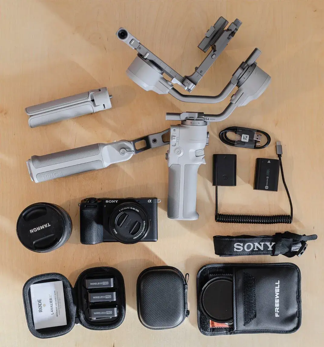 ZÁNOVNÍ SET: Sony A6700, Tamron, RODE Wireless PRO, DJI RS4