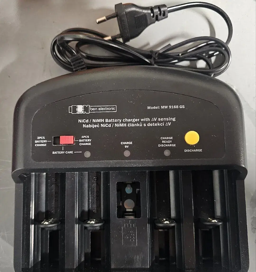 Nabíječka baterií EMOS MW 9168 GS