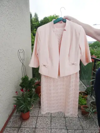 Šaty na svatbu pro maminky