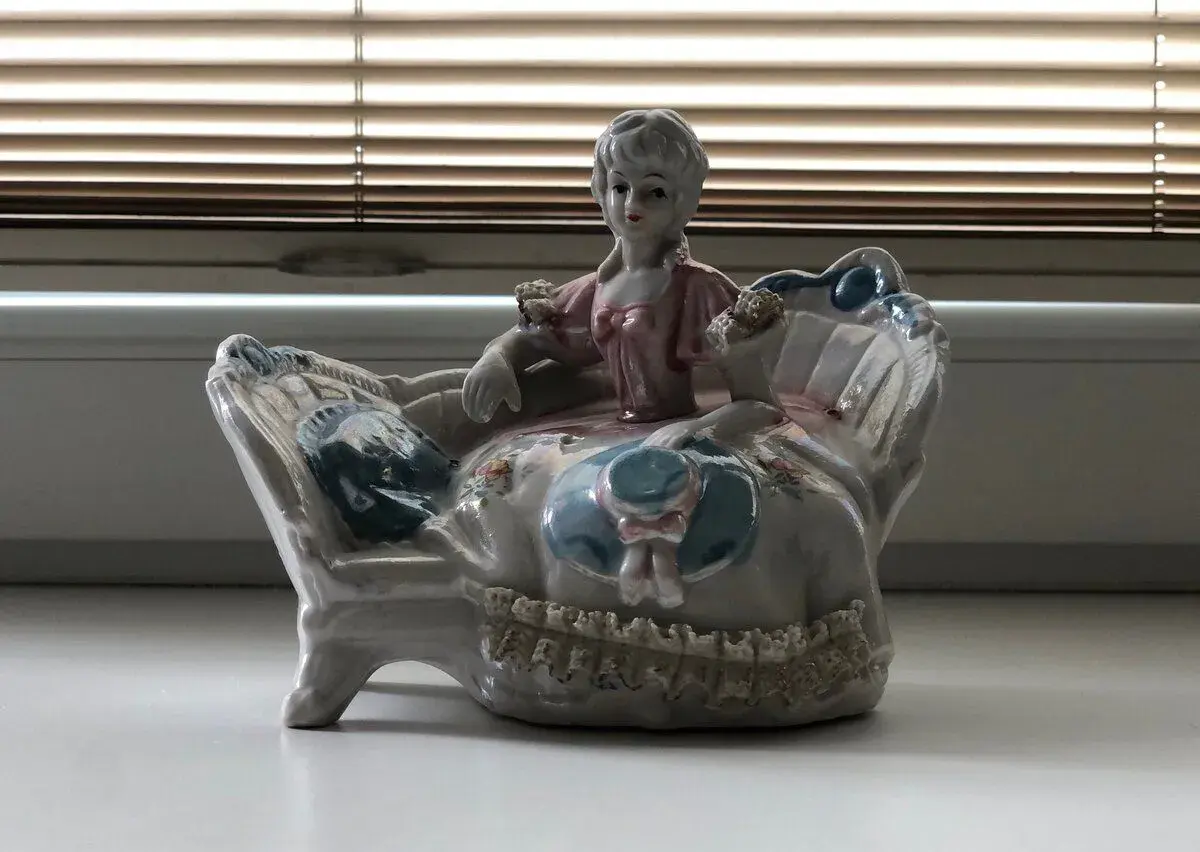 Porcelánová figurka – Dáma na lenošce (ručně malovaná
