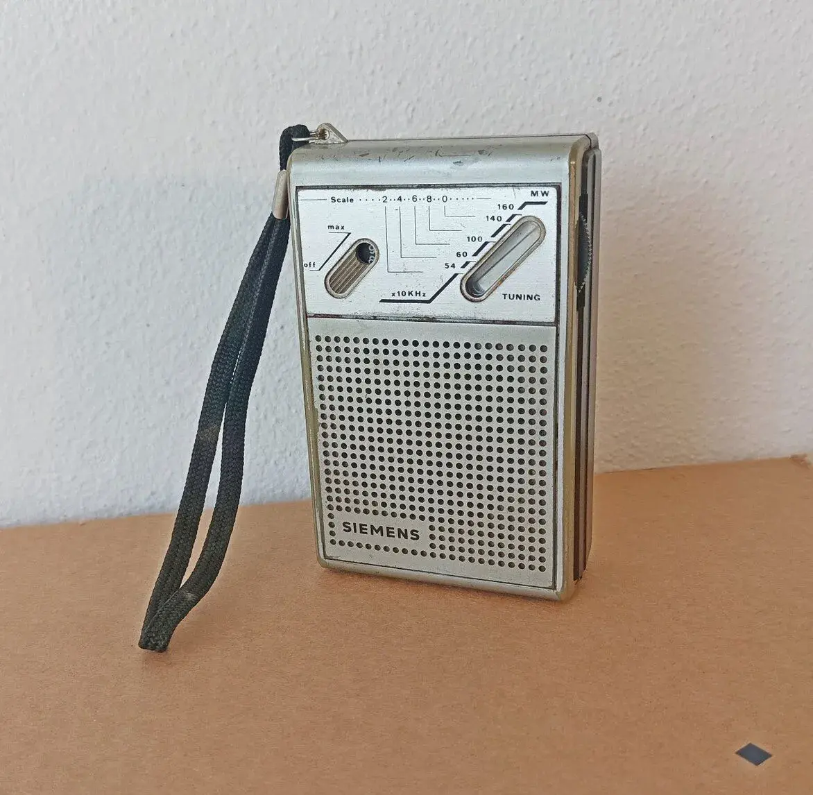 Staré kapesní tranzistorové rádio Siemens, plně funkční