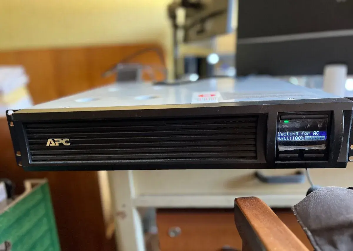Záložní zdroj APC Smart-UPS 1500VA (SMT1500RMI2U)