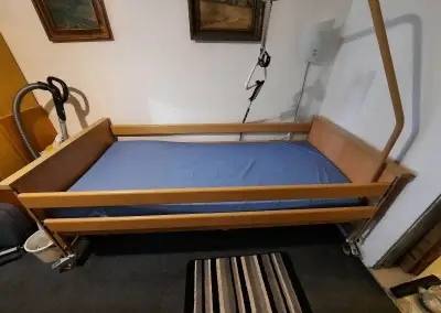 Elektrická zdravotní polohovací postel pro seniory
