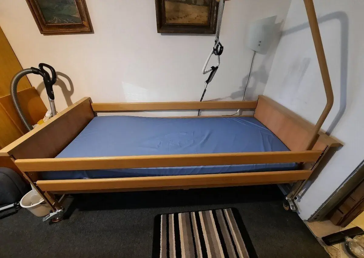 Elektrická zdravotní polohovací postel pro seniory