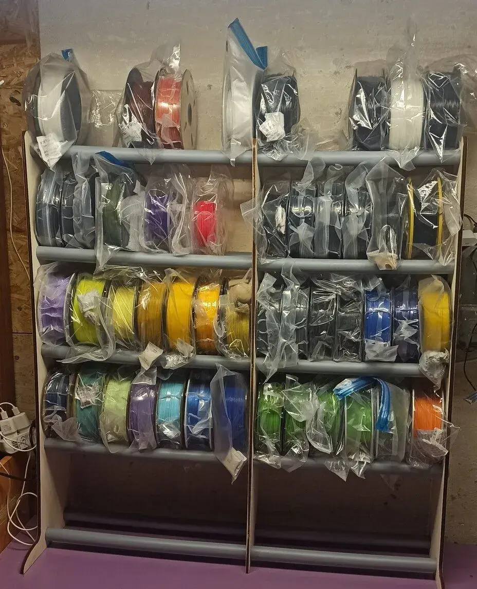 Stojan na filamenty – organizér / rack