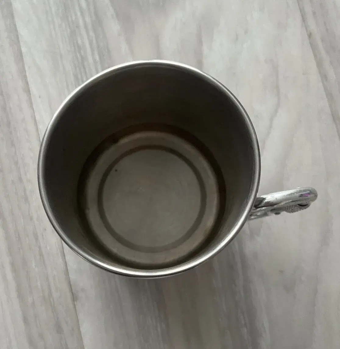 Nerezový hrnek se sklápěcim uchem ve formě sroubovací karabi