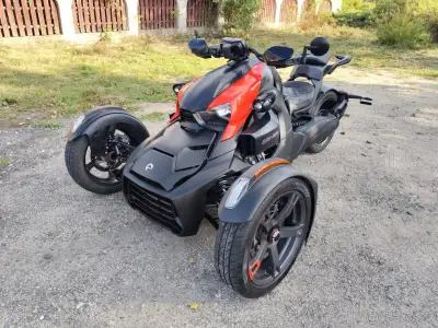 CAN-AM Ryker 900 SPORT – tříkolka pro dva