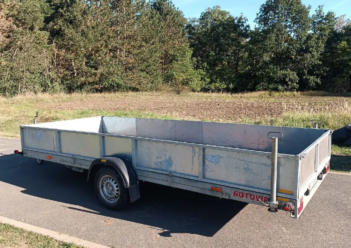 Přívěsný vozík Autovia brzděný.