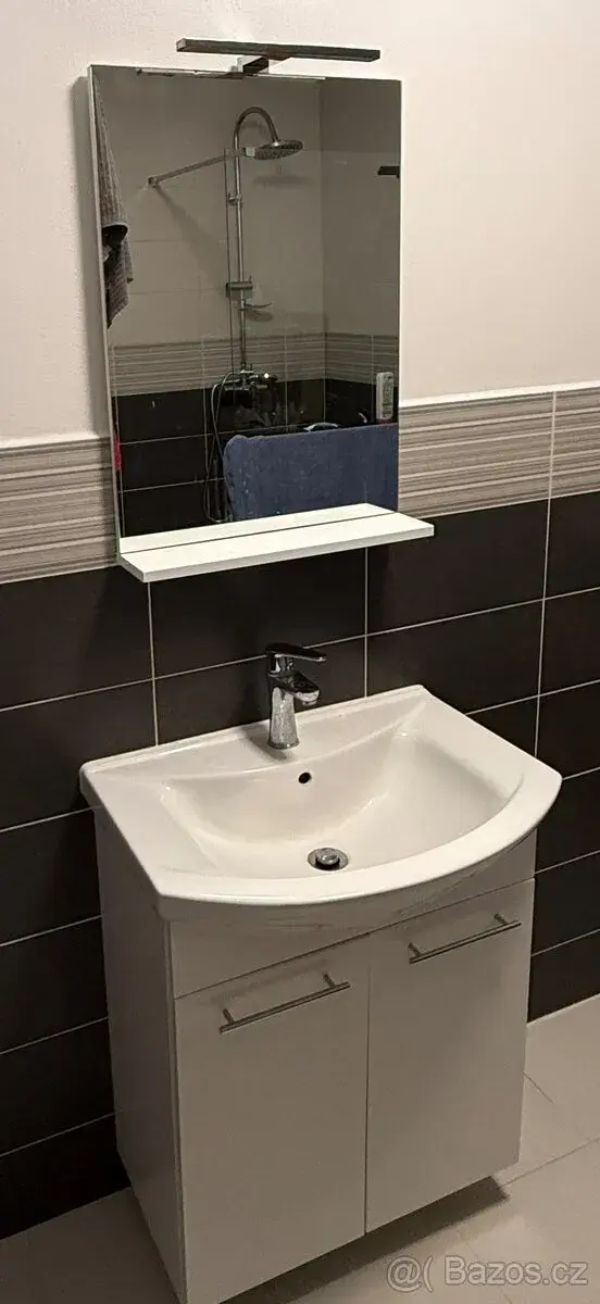 Koupelnová skříňka a umyvadlo s baterií