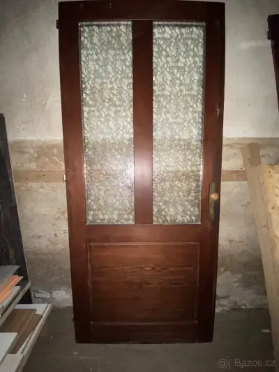 Vchodové dřevěné dveře s rámem