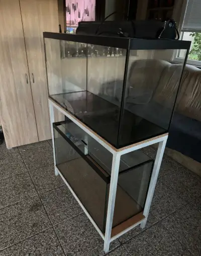 Akvária se stojanem a příslušenstvím