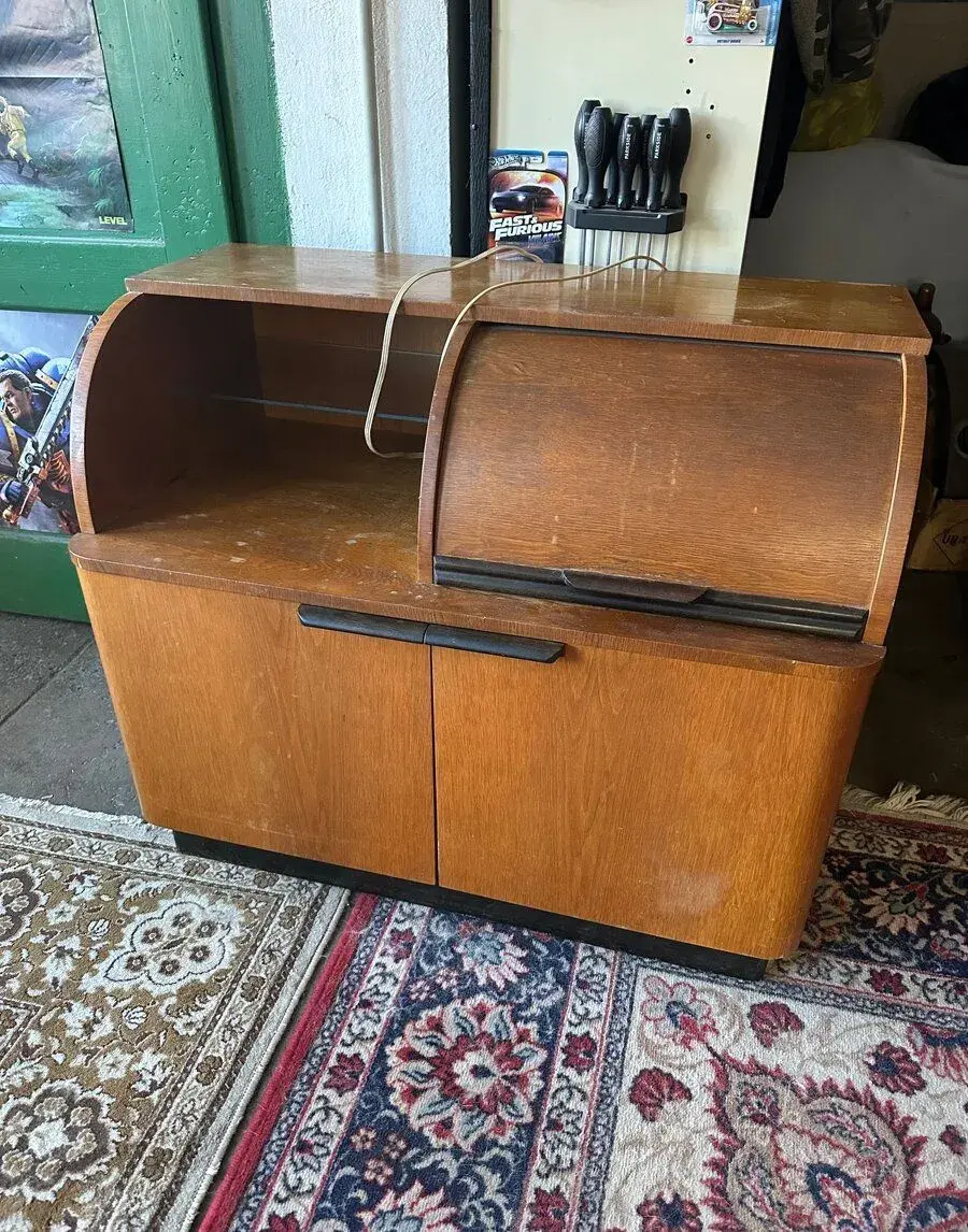 Skříňka s gramofonem Supraphon