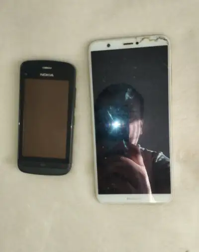 nefunkční mobilní telefony