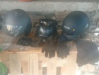Helmy na motorku, rukavice