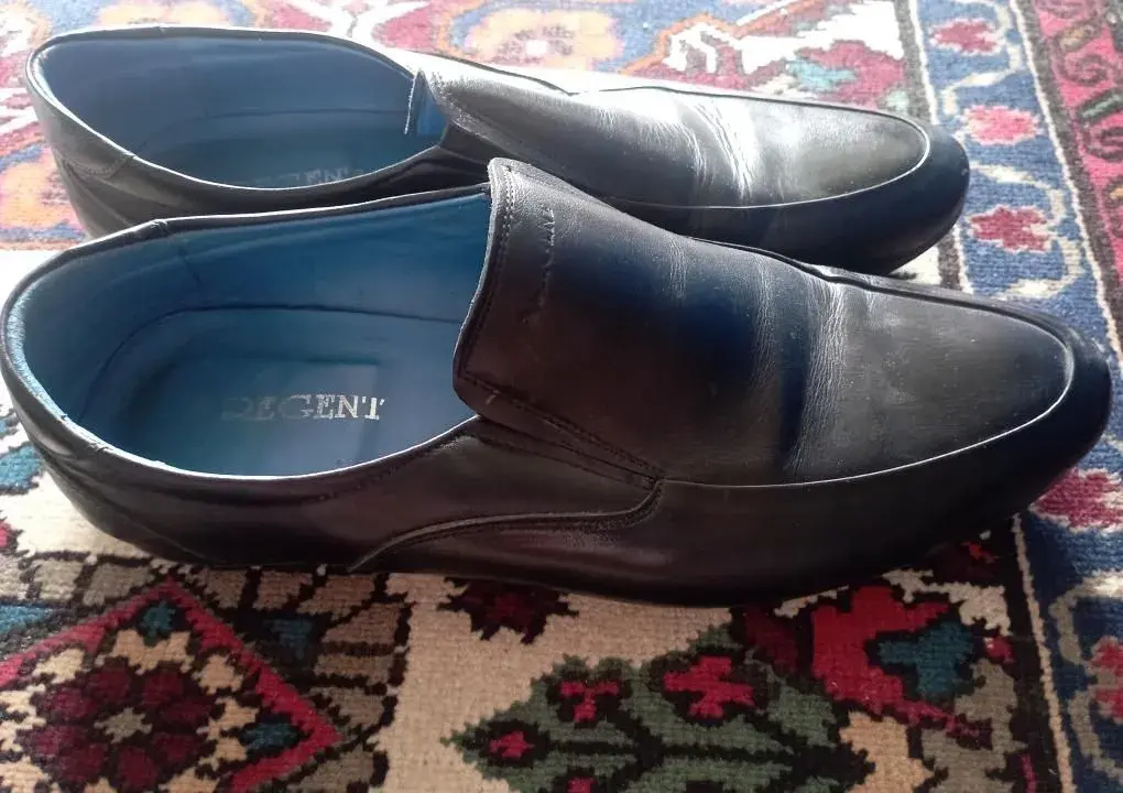 černé kožené polobotky typu slip-on značky Regent s modrou v