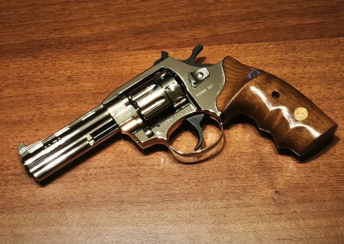 Krásný flobert revolver ALFA 641 cal. 6mm