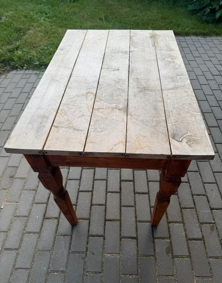 Stůl se šuplíkem