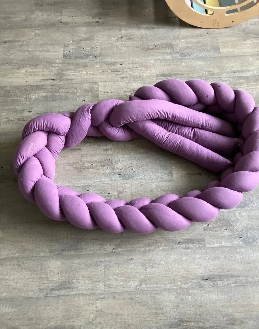 Fialový pletený mantinel do postýlky – používaný