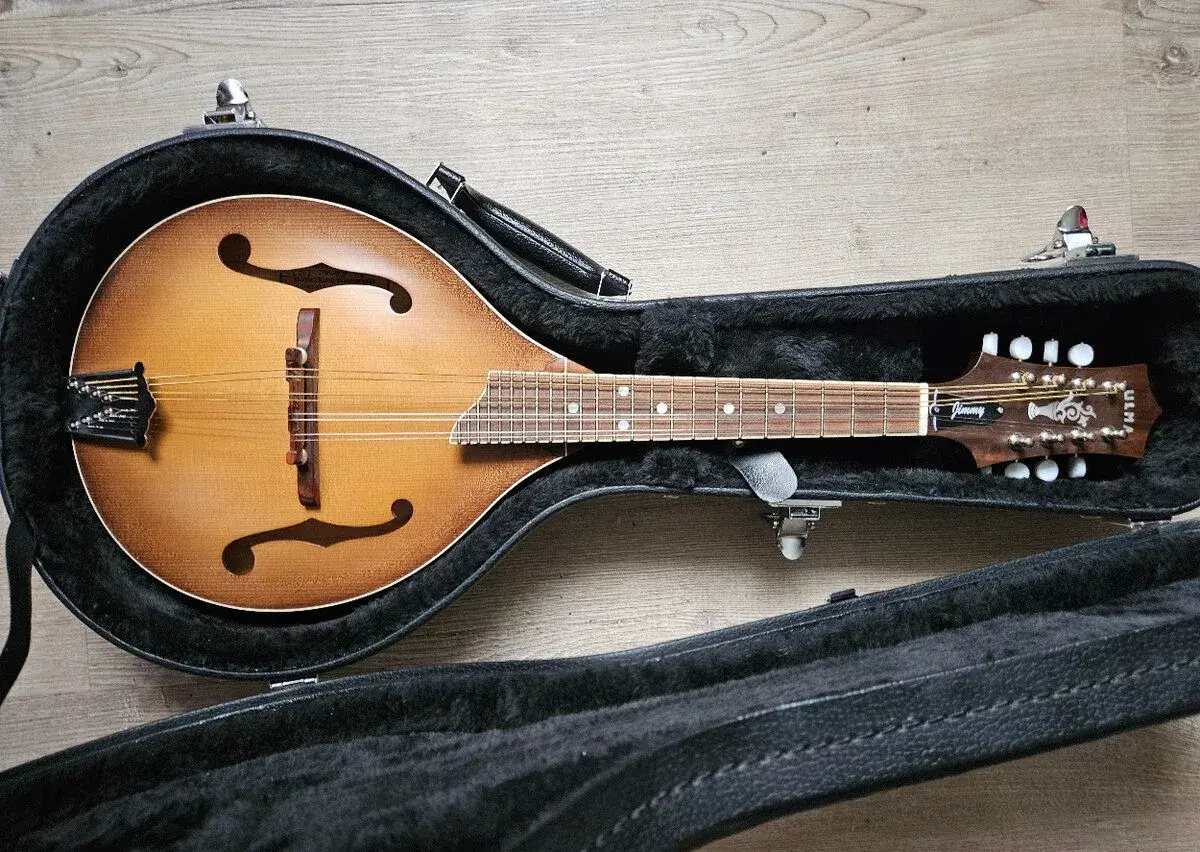 Zánovní česká celomasivní mandolína ULMA s kufrem