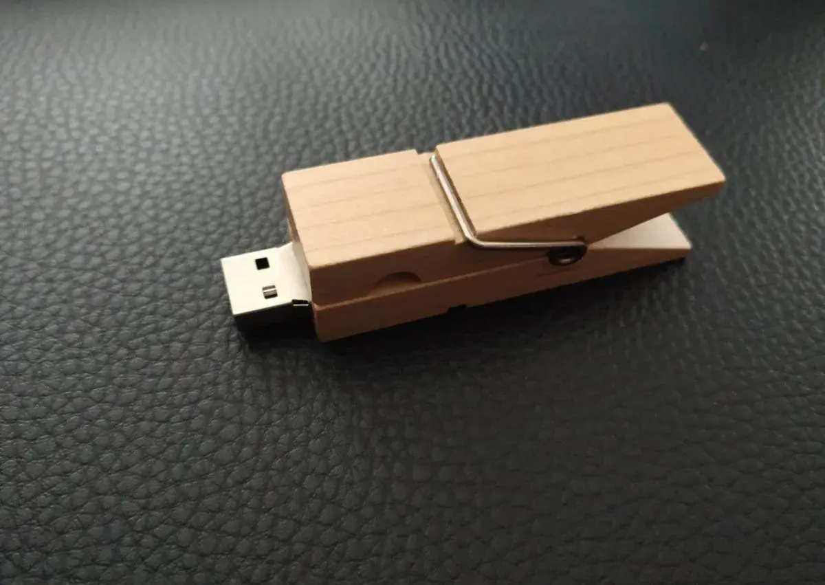 Dřevěný flash disk, USB paměť 8 Gb - kolíček na prádlo
