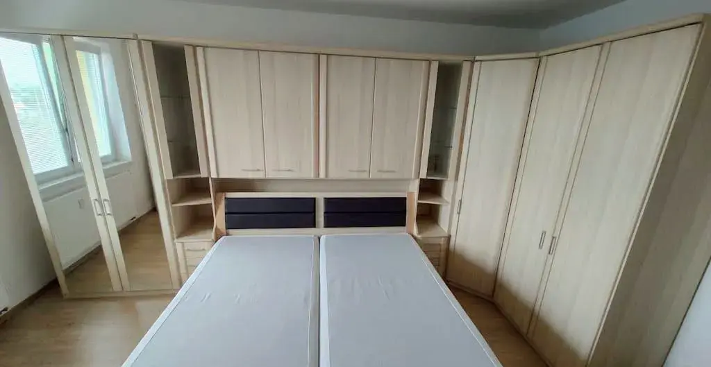 Ložnicová stěna s postelí - výhodná nabídka