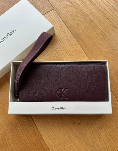 Calvin Klein kožená peněženka s poutkem burgundy