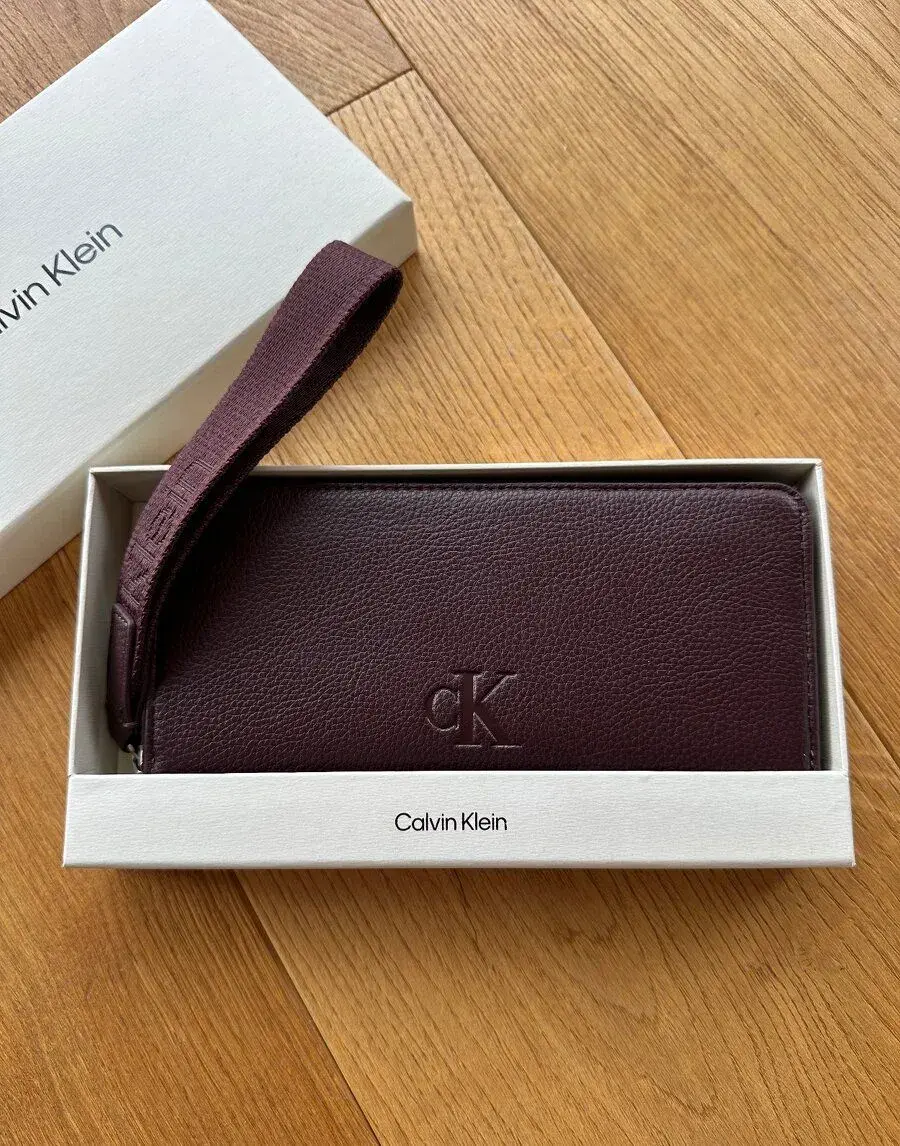 Calvin Klein kožená peněženka s poutkem burgundy