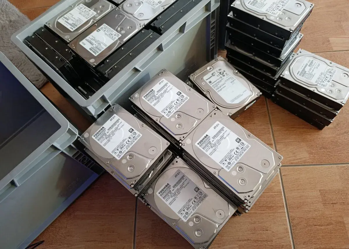 cca 138 Ks SAS 3.5 2.5" 2TB 4TB disk PC i server