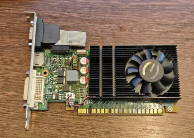 Grafické karty PCI-E plně funkční + AGP karta.+ Redukce