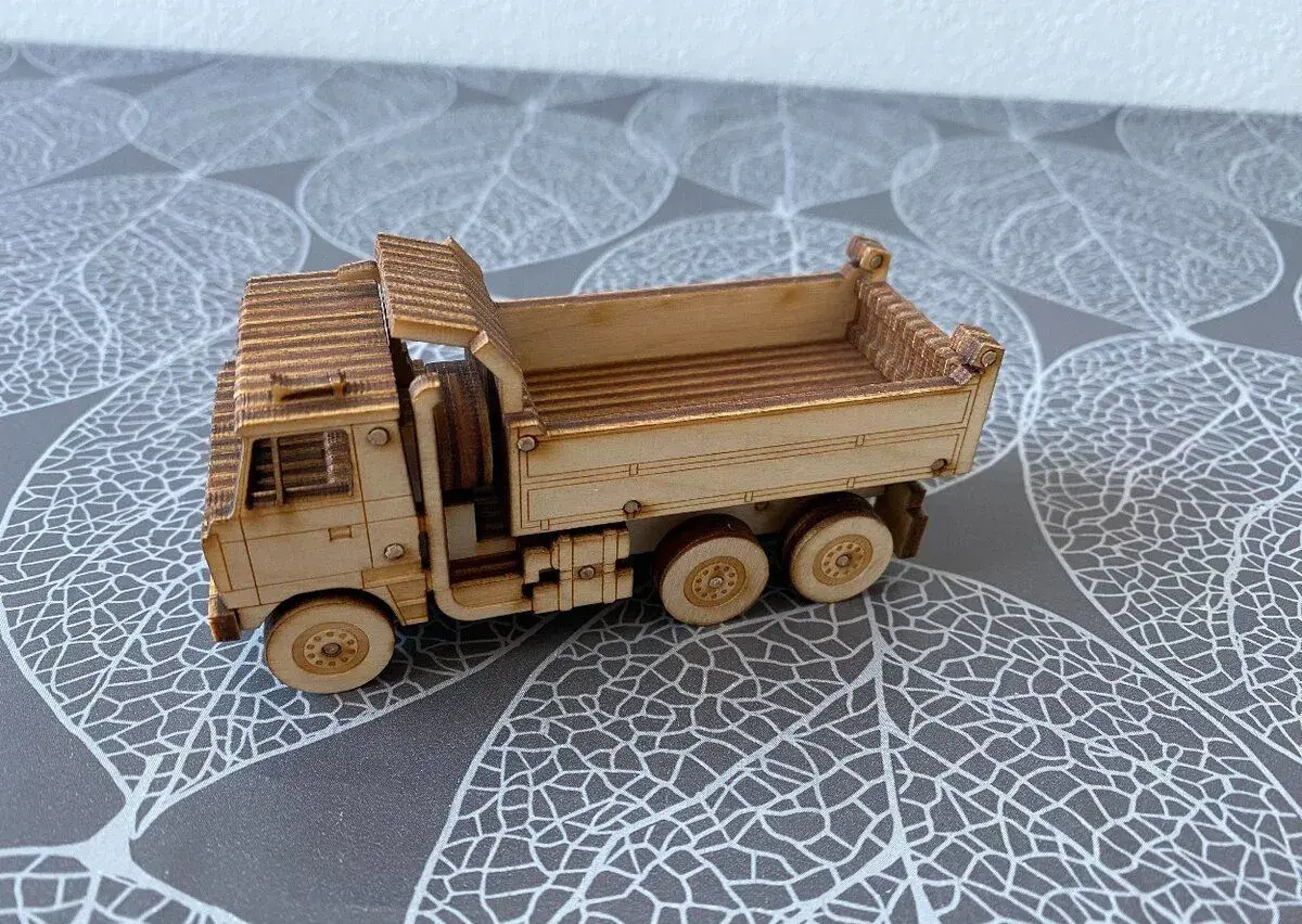Nový dřevěný model Tatra 815 S3 6x6 sklápěč