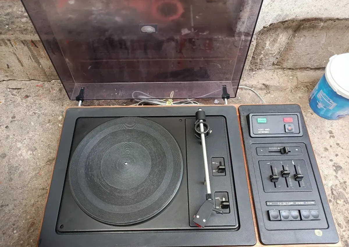 Gramofon na opravu nebo na díly