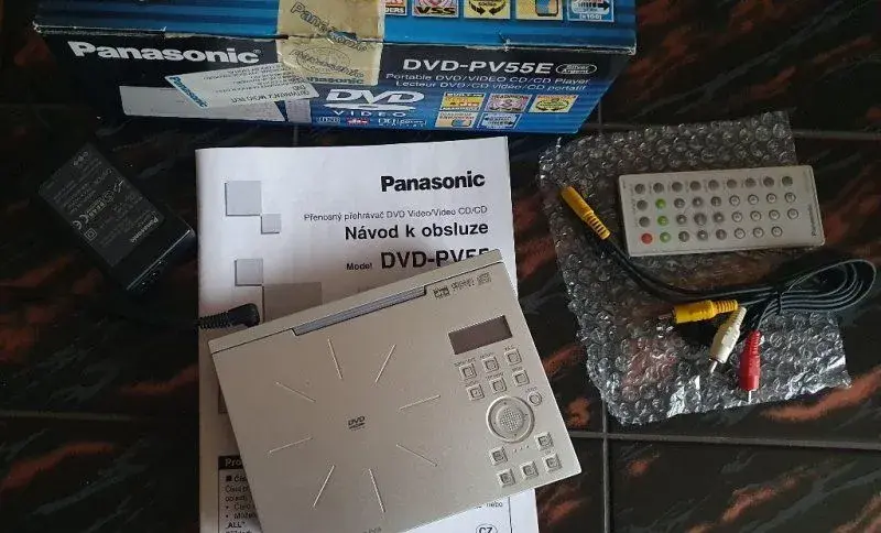Přenosný DVD přehrávač Panasonic DVD-PV55E + orig.Li-ion aku