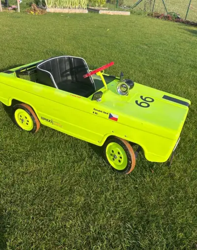 Šlapací auto LADA