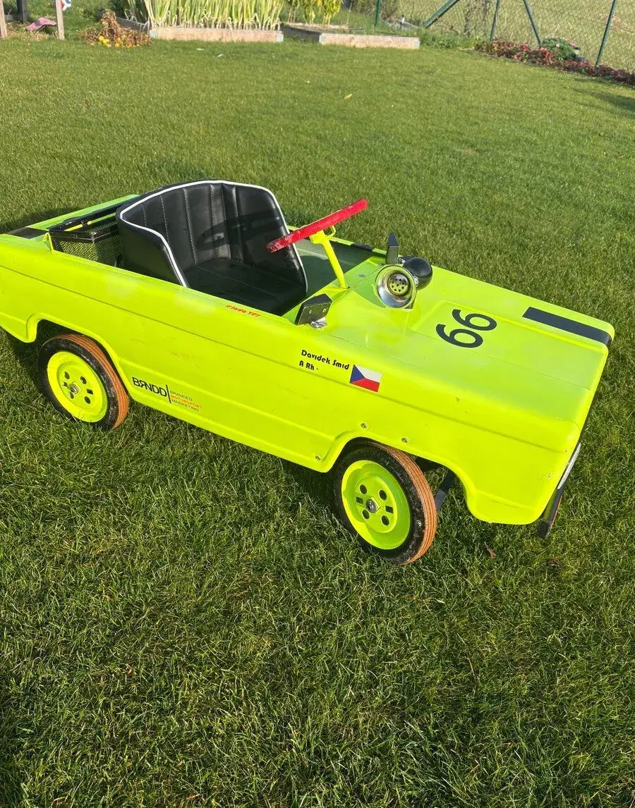 Šlapací auto LADA