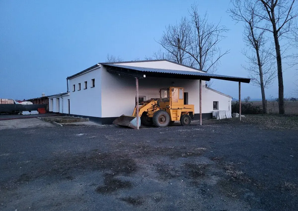 SKLADY, SKLADOVACÍ PLOCHY 100-1000m2 Městec Chrudim