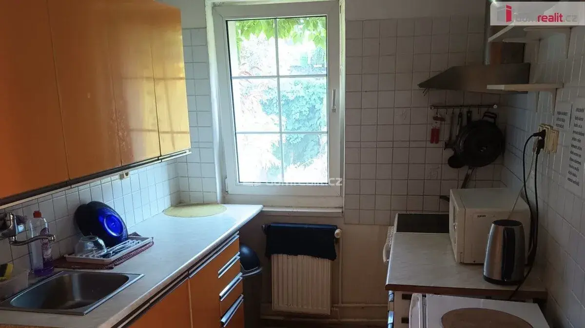 Pronájem lůžka v třílůžkovém pokoji 20m2, Praha 9 Hloubětín