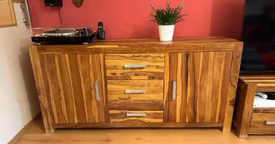 Masivní dřevěný nábytek – sestava do obývacího pokoje