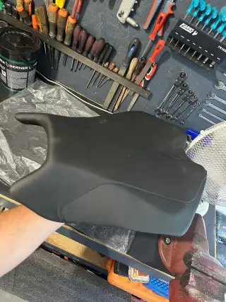 Sedlo aprilia Tuono 2015-2018