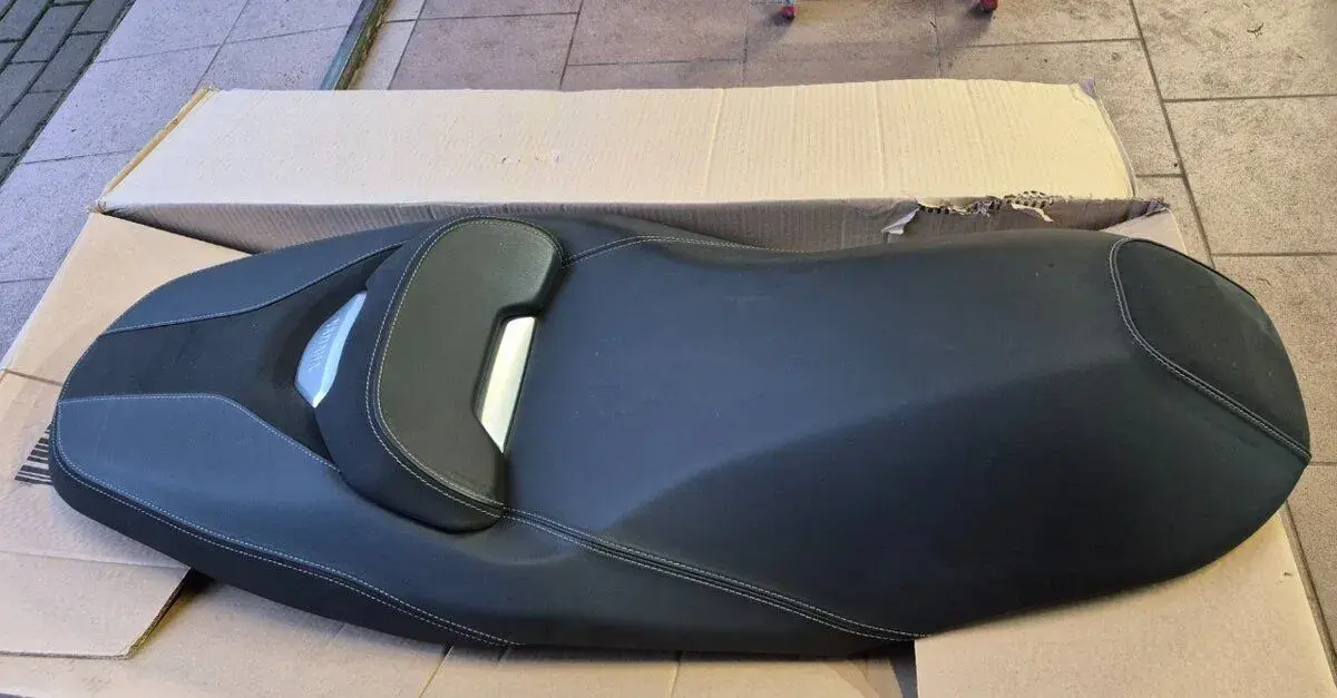 Nízké sedlo pro YAMAHA XMAX 2023-2027