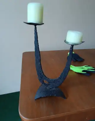 Kovový svícen