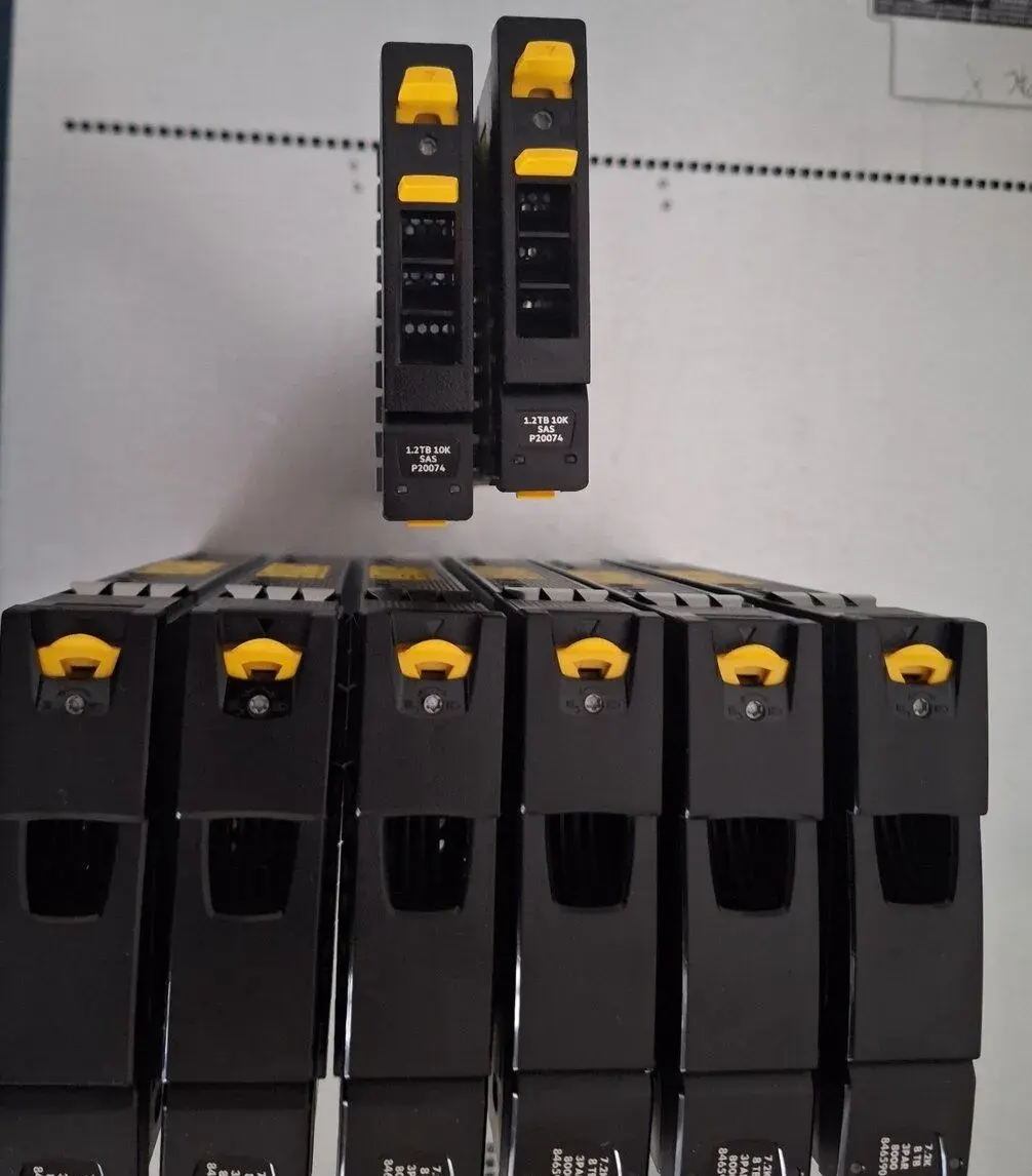 Originální HPE 3PAR hot-swap rámečky (caddy) SATA/SAS