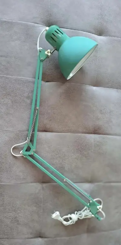 Stolní kloubová lampa