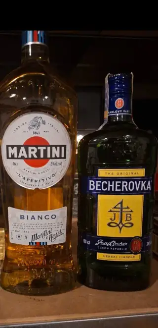 2x Alkohol Martini a Becherovka