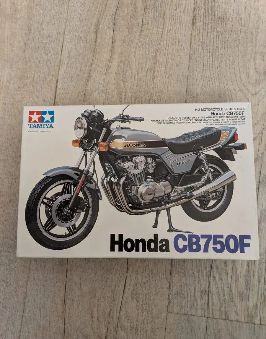 Plastikový model motocyklu Honda CB750F