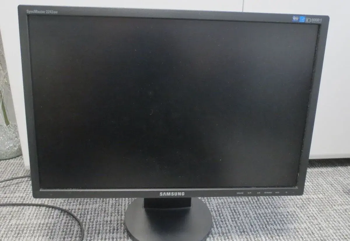 Starší monitor Samsung 2243BW