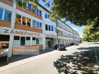 Obchodní prostor 60 m² v přízemí obchodního domu, parkování,