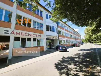 Obchodní prostor 60 m² v přízemí obchodního domu, parkování,