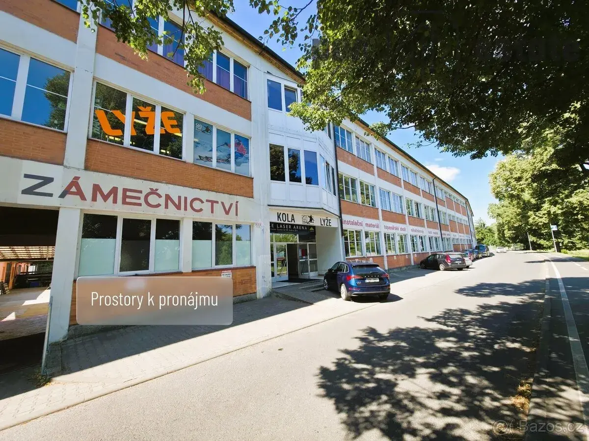 Obchodní prostor 60 m² v přízemí obchodního domu, parkování,